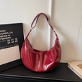 Sac hobo en cuir brillant bordeaux au design minimaliste en forme de croissant - Bordeaux