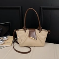 Bolso de hombro bicolor beige y marrón con diseño plisado y hebilla metálica oro - Almendra