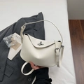 Borsa bianca minimalista con fibbia in metallo argentato e tracolla regolabile - Beige