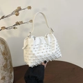 Elegante borsa a secchiello bianca con perle e design increspato in ecopelle - Bianco