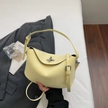 Borsa retrò giallo pallido in pelle liscia con chiusura a rotazione in metallo argento - Giallo
