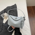 Borsa a tracolla azzurra in ecopelle con chiusura a scatto argento e tracolla - Blu