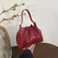 Borsa a secchiello rossa increspata con perle coordinate e tracolla sottile - Rosso