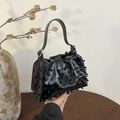 Mini borsa cloud in pelle verniciata nera con perle e manico regolabile - Nero