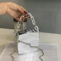 Zilveren spiegel acryl box clutch met dikke kettinghandgreep en metalen schouderband - Zilver