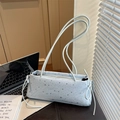 Borsa sottobraccio celeste con motivi a stella argentati e doppi spallacci lunghi - Blu