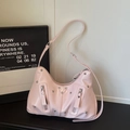 Sac hobo rose Y2K avec clous argentés et bandoulière réglable au fini brillant - Rose