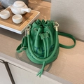 Elegante smaragdgrüne Beuteltasche mit Tunnelzug, THE BUCKET Aufdruck und goldener Hardware - Grün