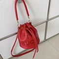 Rote Beuteltasche aus Leder mit Kieselprägung, THE BUCKET-Print und Kordelzug - Rot