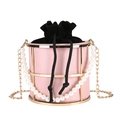 Borsa a secchiello rosa con gabbia in metallo dorato e manico in perle eleganti - Rosa