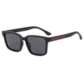 Gafas de sol polarizadas cuadradas negro mate con detalle de franja roja en patillas - Marco Negro Mate Lentes Grises