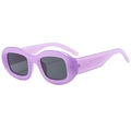 Retro ovale lila transparente Sonnenbrille für Damen mit dunklen Gläsern in 45-Grad-Ansicht - Lila Rahmen Graue Gläser