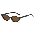 Occhiali da sole vintage cat-eye con montatura nera e lenti marroni ad un angolo di 45 gradi - Montatura Nera Lenti Tè (C09)