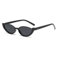 Occhiali da sole retrò cat-eye con montatura nera lucida e rivetti metallici decorativi - Montatura Nera Lenti Grigie (C08)