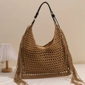 Große Boho-Strohschultertasche mit langen Fransen und schwarzem Lederriemen - Kaffeebraun