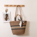 Borsa in paglia a righe con motivo nero e crema e dettaglio decorativo con foulard in seta - Curry + Sciarpa