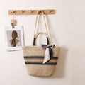 Borsa tote in paglia a righe nere e marroni con un fiocco decorativo in sciarpa di seta - Crema + Sciarpa