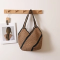 Borsa tote in paglia marrone con bordi neri a contrasto appesa a un gancio di legno - Marrone Con Strisce Diagonali Nere