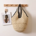 Große beige geflochtene Strandtasche mit schwarzem Rand und Hohlmuster für den Urlaub - Beige
