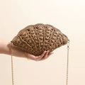 Bolso bandolera de paja tejida marrón en forma de concha con cadena dorada fina - café
