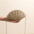Bolso bandolera de paja en forma de concha con cadena dorada y textura tejida fina - Beige