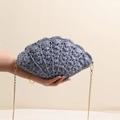 Bolso bandolera tejido en forma de concha azul grisáceo con cadena dorada fina - Azul