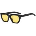 Occhiali da sole retrò con montatura nera, lenti gialle e dettagli con rivetti argento - Nero Lucido Giallo (C02)
