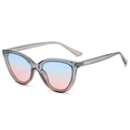 Dettaglio di occhiali da sole cat-eye con lenti sfumate e montatura grigia chiara - Montatura Grigia Lenti Sfumate Blu Rosa