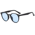Retro-Sonnenbrille mit rundem Rahmen, blauen Gläsern und Silbernieten in einer 45-Grad-Ansicht - Glänzend Schwarz Blau