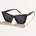 Occhiali da sole cat-eye neri classici con montatura spessa su uno sfondo bianco - Nero Lucido