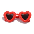 Lunettes de soleil cœur rouges élégantes avec monture épaisse et verres noirs foncés - Rouge (C05)