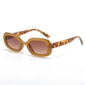 Retro-Oval-Sonnenbrille mit bernsteinfarbenem Rahmen und Bügeln im Leoparden-Look - Geleefarbe Leoparden-Bügel