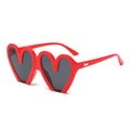 Modische rote Herz-Sonnenbrille in Übergröße mit dunklen Gläsern und silbernen Metalldetails - C05 Rot