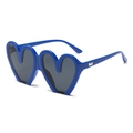 Übergroße Herz-Sonnenbrille in Klein-Blau mit dunklen Gläsern und silbernem Detail - C02 Blau