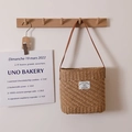 Minimalistische quadratische Stroh-Schultertasche mit Lederriemen für den Strandurlaub - Kaffeebraun