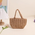 Bolso de mano minimalista de cuerda de algodón tejida en caqui para playa y vacaciones - café