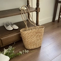 Handgewebte Strohtasche in Hellbraun mit langen Rundgriffen für den Sommer am Strand - Natürliches Hellbraun (Einzelschulter)