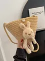 Borsa a tracolla in paglia beige con coniglio di peluche e chiusura a perla - Coniglio di Cotone Caffè