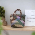 Borsa a mano intrecciata retrò colorata fatta a mano con motivi geometrici e manici marroni - Caffè Multicolore (Manico corto in corda intrecciata)