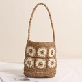 Böhmische Stroh-Schultertasche mit handgefertigtem Gänseblümchen-Häkelmuster in Naturbeige - Granny Square Sonnenblume
