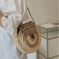 Borsa a tracolla rotonda in paglia con patta decorata e tracolla in pelle da donna - Beige e Caffè