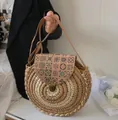 Borsa a tracolla rotonda in paglia bohémien con motivo intrecciato e cinturino in pelle - Caffè + Beige