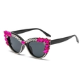 Occhiali da sole cat eye con montatura nera, strass rosa e lenti grigie scure - Diamante Rosa Rosso (C03)