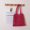 Borsa a spalla in cotone magenta fatta a mano con design a rete per vacanze al mare - Treccia a V / Rosso rosa