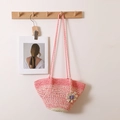 Gewebte Schultertasche mit pinkem Farbverlauf und filigranem Strickblumen-Anhänger - Rosa