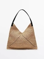Dettaglio della trama in rafia e della tracolla in pelle nera sulla borsa shopper - Borsa in Raffia a Triangolo con Tracolla in Pelle