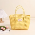 Bolso de playa trenzado de plástico amarillo vibrante con un parche de logotipo - Amarillo