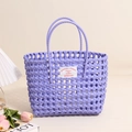 Elegante bolso de mano de plástico tejido morado con asas dobles para vacaciones de playa - Morado
