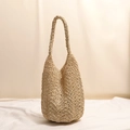 Minimalistische helle beige gehäkelte Stroh-Schultertasche für den Sommerurlaub am Strand - Beige