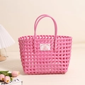 Bolso tote de plástico tejido hueco rosa con asas dobles para playa y vacaciones - Rosa